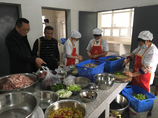 11月22日,广安市岳池县赛龙镇带领镇安办,食安办人员开展学校
