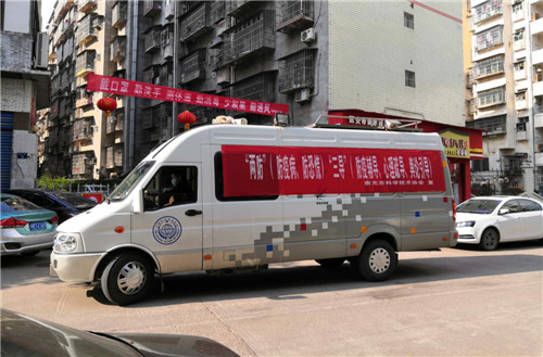 科普大篷车在蓬安县小区门口宣传.jpg