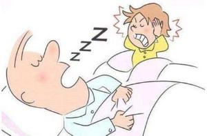 白日思睡，夜晚鼾声如雷