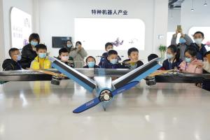 为孩子开启科学的奇妙世界 “四川科技小记者”探秘哈工大机器人成都科普基地