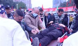 义诊途中遇紧急 什邡医护显担当