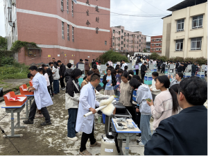 前锋区：科普大篷车进校园 点亮学子科学梦