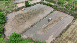 田间响起“轰隆隆”  邻水县农户当起“甩手掌柜”