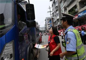 烟火集市话安全！东兴区开展沉浸式、全覆盖安全科普宣传咨询活动