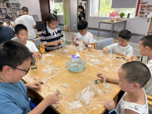 天府科普研学游｜资阳青少年玩转密度魔法，解锁液体分层的科学奥秘