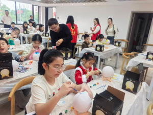 广安经开区奎阁街道开展中秋手绘月球灯儿童科普实践活动