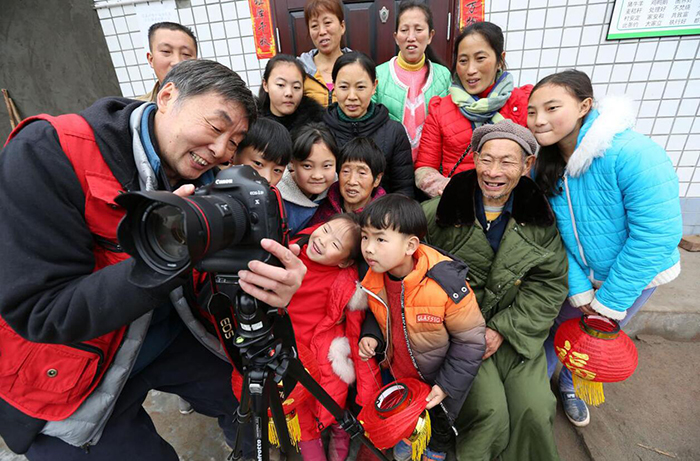 易地搬迁户喜拍“全家福”1.jpg 易地搬迁户喜拍“全家福”1.jpg