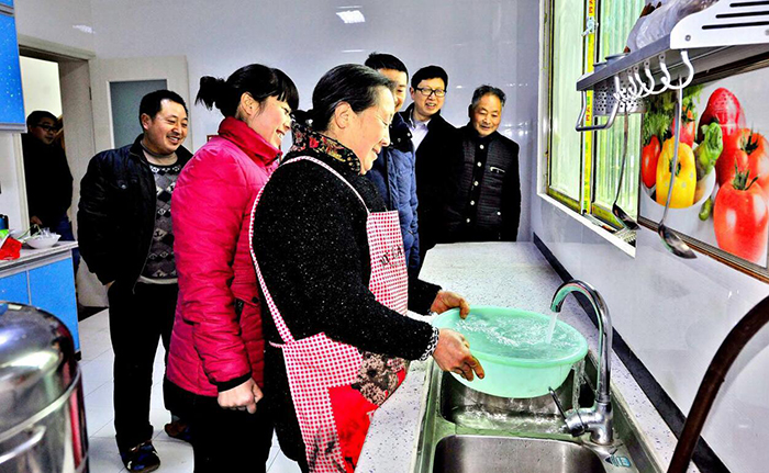 自来水流进贫困村1.jpg 自来水流进贫困村1.jpg