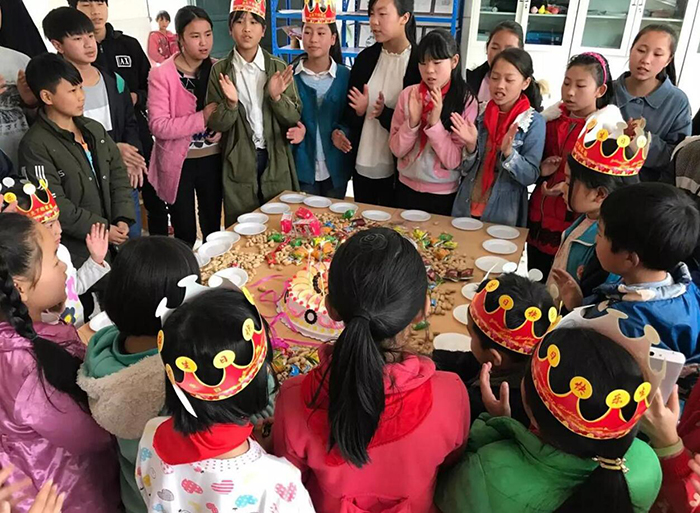 留守儿童集体过生日1.jpg