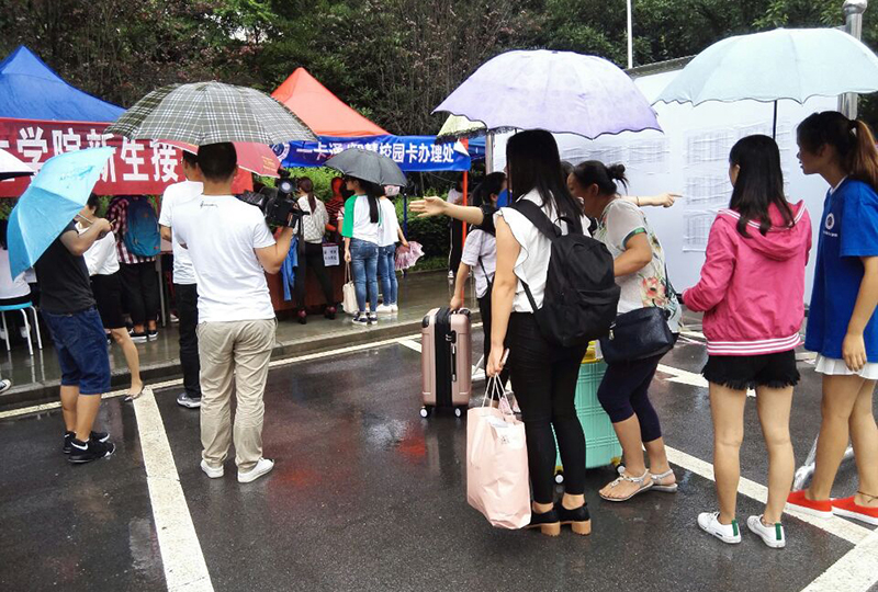 图为开学第一一新生入学冒雨排队报道实况.jpg