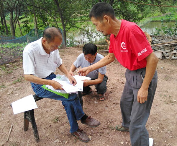 图为该校教师在降龙村走访贫困学生家庭.jpg