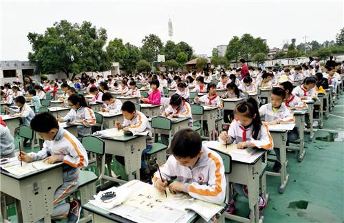 方坪乡小学校师生教师节上展“墨宝”