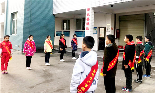 代市小学开展“弯腰美校园”行动