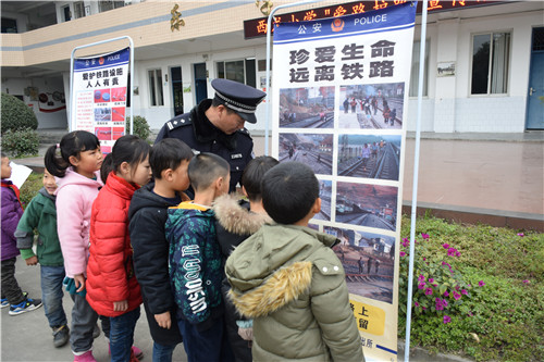西龙小学开展“知路 爱路 护路”主题宣传教育活动
