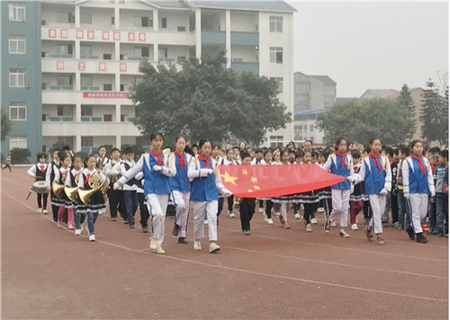 前锋区代市小学加强爱国主义教育