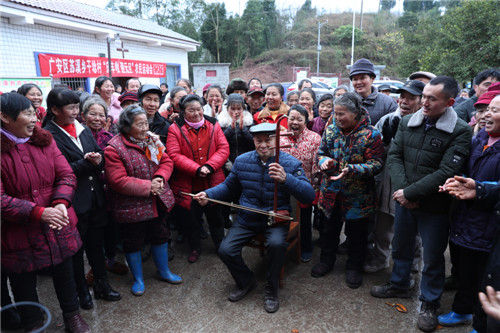 当地农民正在即兴表演拉二胡庆丰收迎元旦_副本.jpg