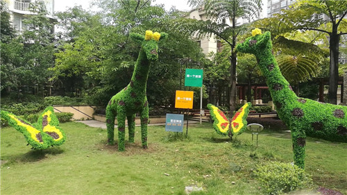小区内的绿雕稻草人_副本.jpg