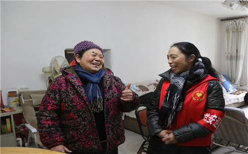 说起小区的网格员，80多岁的袁玉芳老人竖起大拇指，连连称赞。_副本.jpg