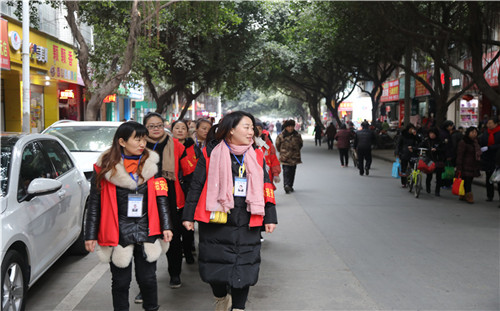 网格员参与社区治安防控巡查。_副本.jpg
