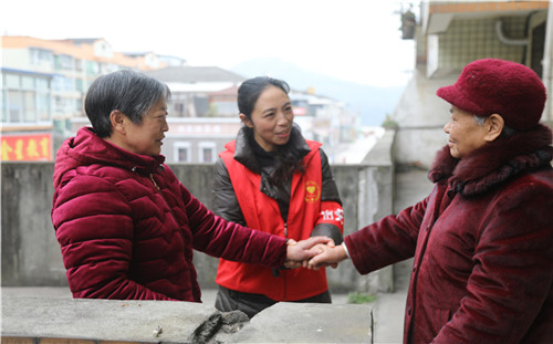 帮助邻居们解决邻里纠纷，也是网格员要做的事。_副本.jpg