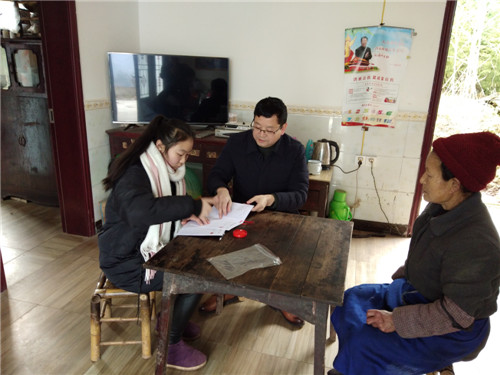 1月21日，林业局组织帮扶干部开展春节前走访慰问活动（图为帮扶干部董伟与贫困户陈安明家属交心谈心） (2)_副本.jpg
