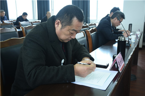 人大代表认真选出2019年彭山区民生实事项目1 (2)_副本.jpg