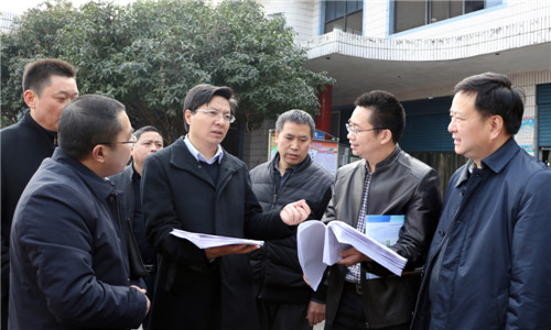 2月22日，广安市委常委、副市长李继刚（右四）正在检查友谊中学高中部食堂进货记录.jpg
