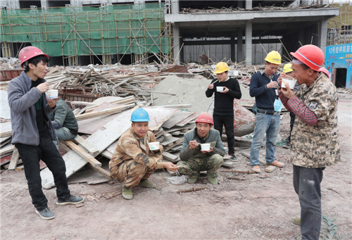 2月18日，在四川省广安市广安区中桥街道承平盛世三期建筑工地，提前到岗的农民工正在品尝青年志愿者亲自包制、烹煮的“爱心汤圆”，过节不孤单.jpg