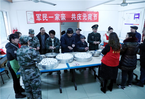 2月18日，在四川省广安市广安区浓洄敬老院，人武部官兵和党员志愿者正在与孤寡老人一起包汤圆，共庆元宵佳节.jpg