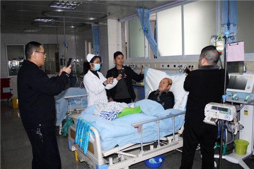 图一为民警在病房给王大爷照身份证照片.jpg