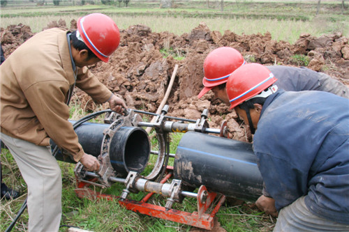 岳池县水务局组织工人安装供水管网.jpg