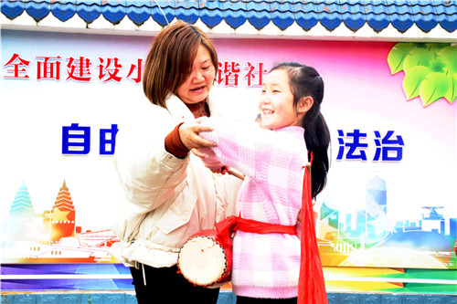 老师指导腰鼓舞动作.jpg 老师指导腰鼓舞动作.jpg