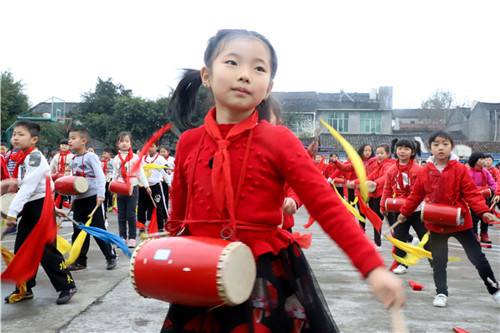 跳腰鼓舞.jpg 跳腰鼓舞.jpg