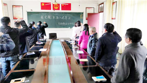 长安初中：举行“重温入党誓词”活动