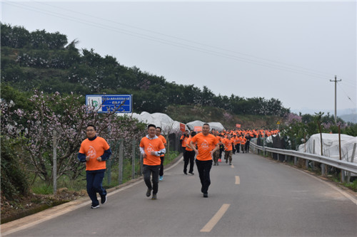 乐跑在花香中.jpg