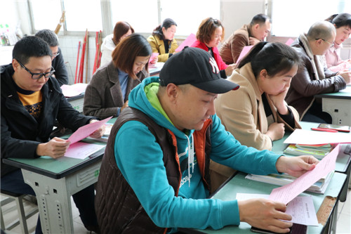 彭山一小召开新学期家长会