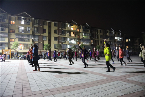 傍晚时分,小区住户在初心广场跳广场舞。.jpg 傍晚时分,小区住户在初心广场跳广场舞。.jpg