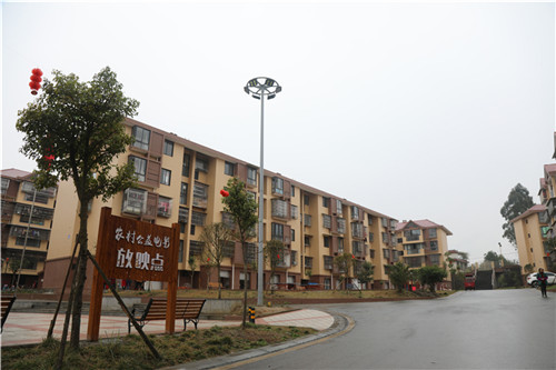 茯苓村村民安置小区整洁有序、草清花香、管理规范。.jpg 茯苓村村民安置小区整洁有序、草清花香、管理规范。.jpg