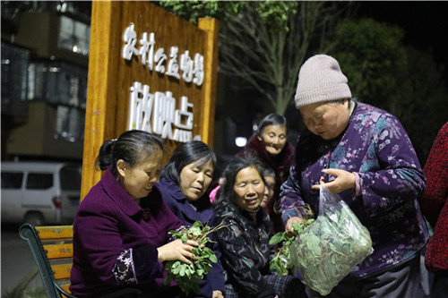 茯苓村村民在小区广场里聊家常.jpg 茯苓村村民在小区广场里聊家常.jpg