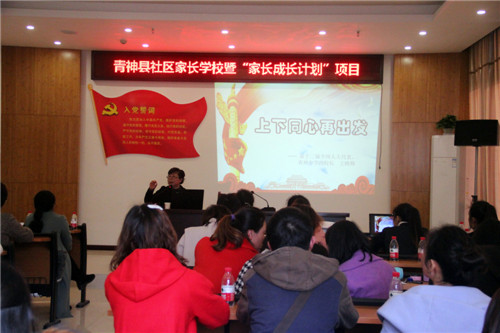 全国人大代表王晓梅在城东社区家长学校做“两会”宣讲.jpg