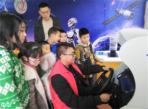 科普老师示范“模拟汽车”操作过程.jpg
