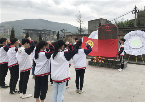 广安市前锋中学开展“清明节”主题活动