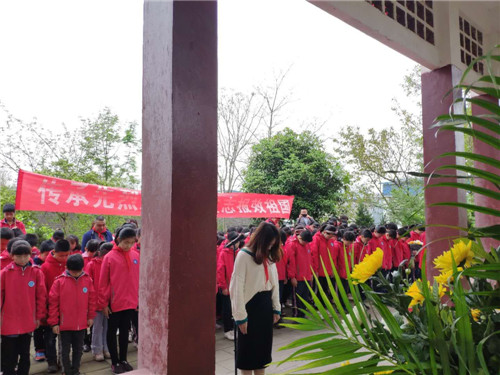 学生为革命先烈默哀.jpg