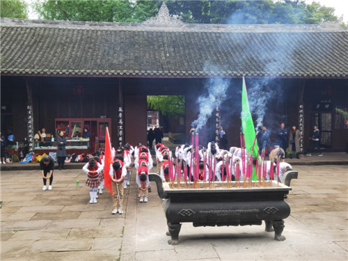 车辆厂小学师生鞠躬祭拜三苏父子.jpg