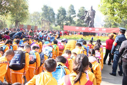 苏辙小学一年级学生在苏辙公园缅怀苏辙先生.jpg