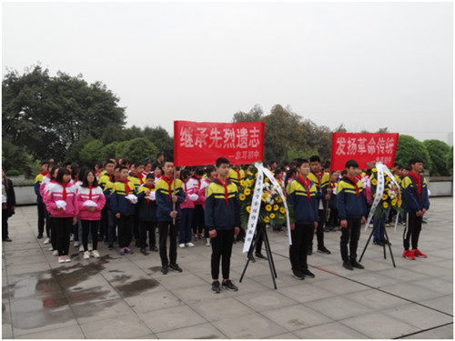 象耳初中开展清明祭英烈活动.jpg
