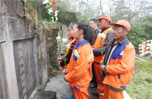 4月2日，四川省广安经开区园林环卫工人正在奎阁烈士陵园向革命烈士敬献鲜花.jpg