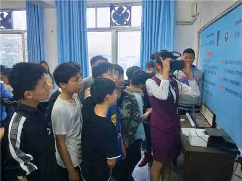 人人参与禁毒体验  让青少年青春“无毒”