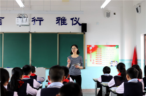 她付出的是汗水 践行的是诺言