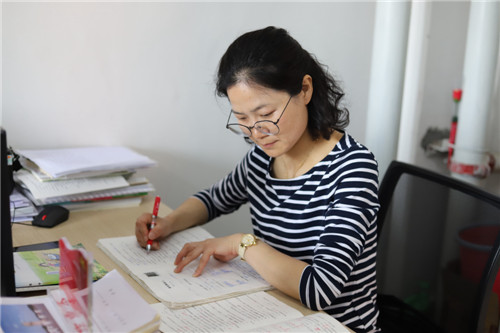 1.黄小毅老师在办公。.jpg